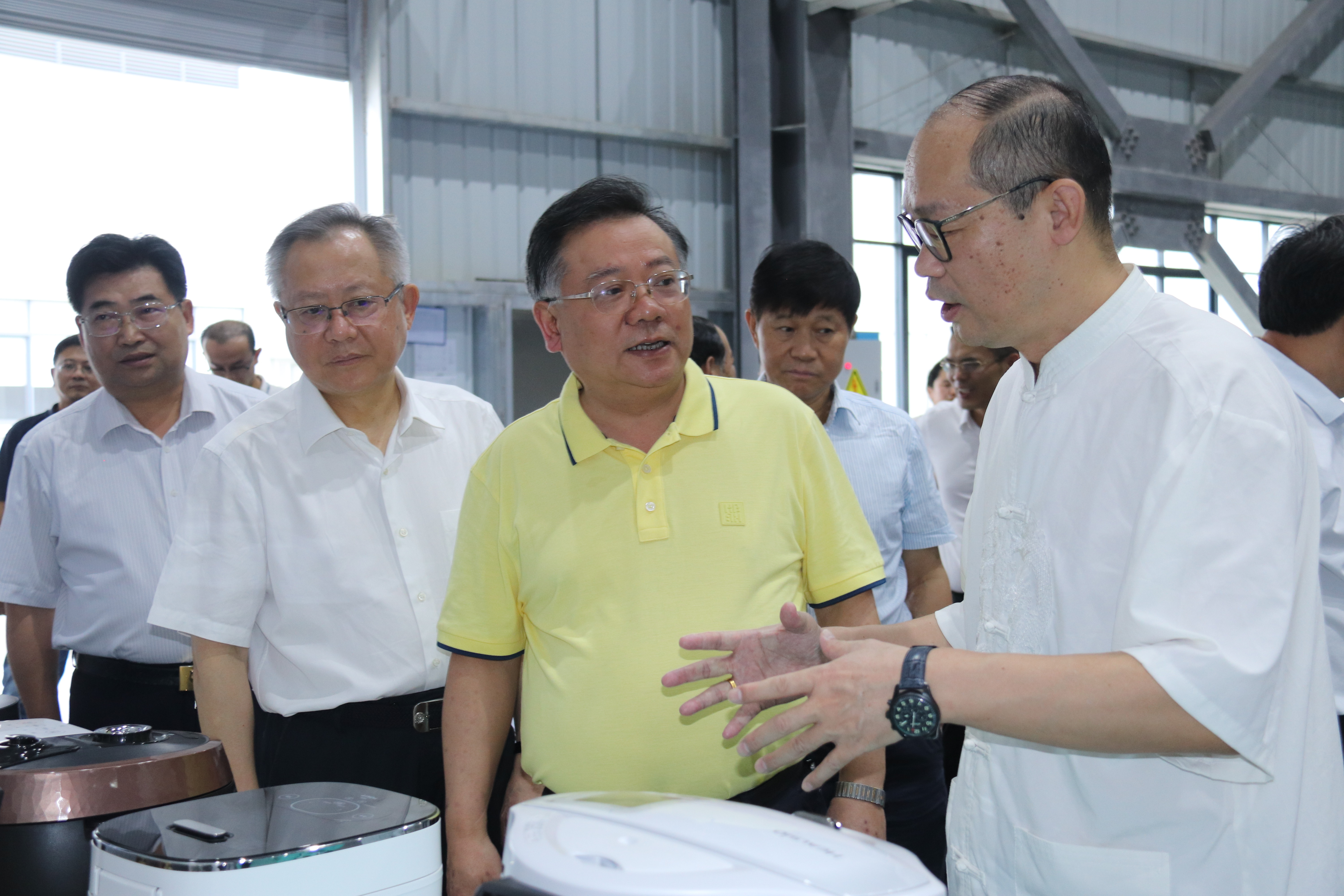 湖南省政協黨組成員、副主席易鵬飛等省政協赴邵陽經開區拓浦精工產業項目調研團一行