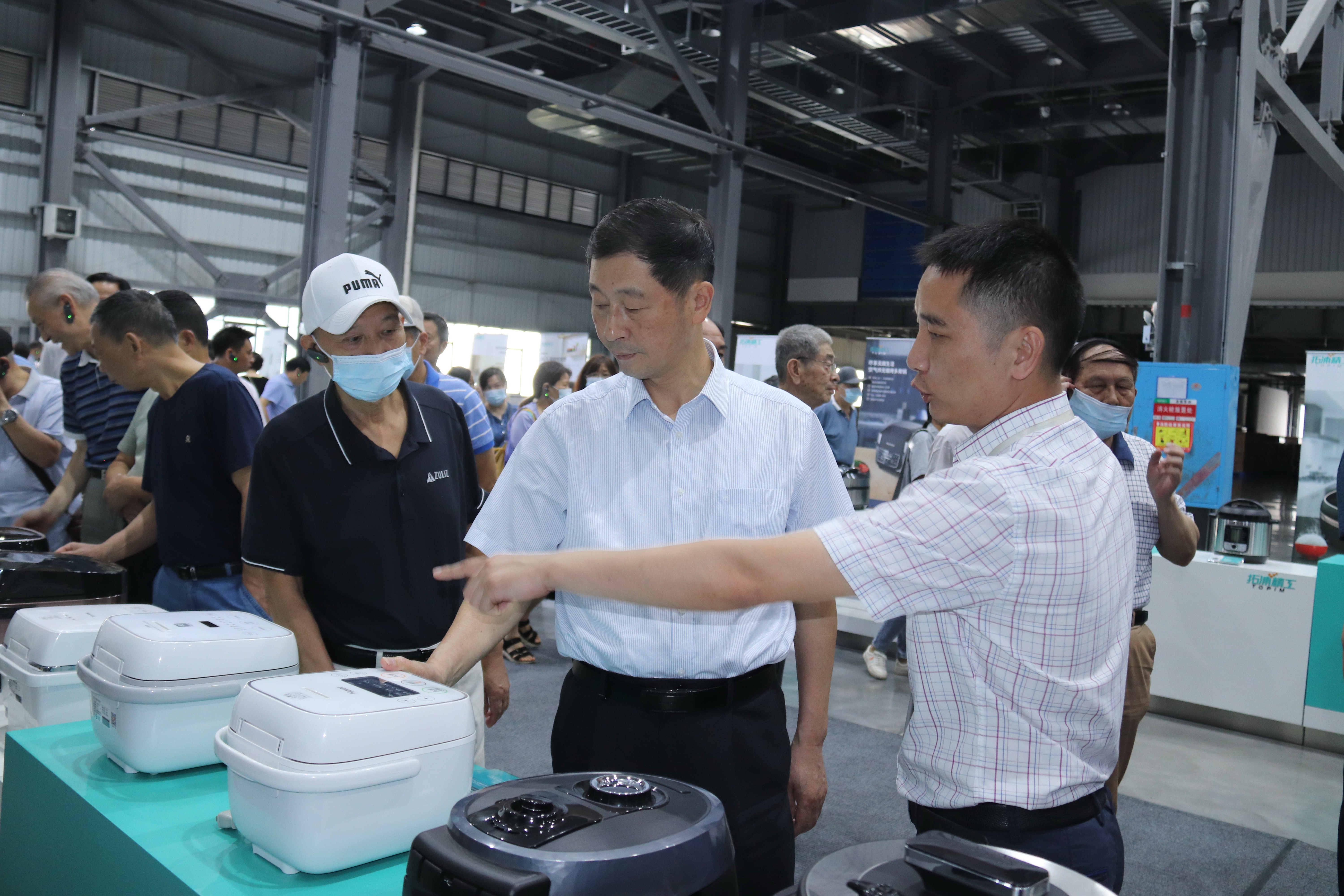 省人大常委會原副主任、機關離退休人員黨總支書記蔡力峰帶隊來我公司進行了參觀調研